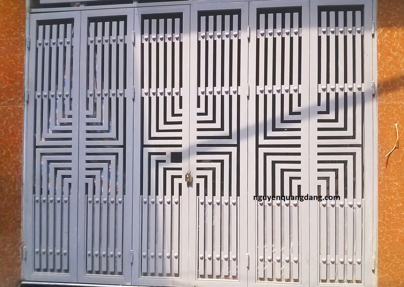 cửa cổng sắt