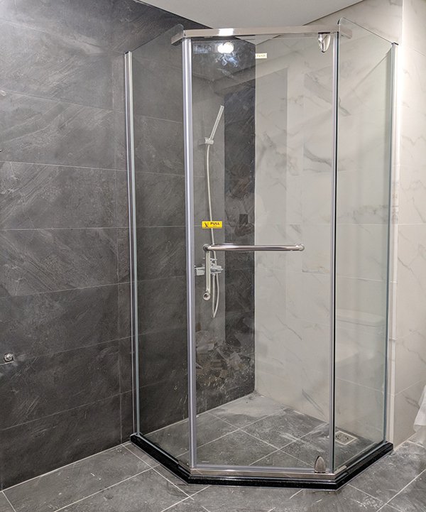 vách kính tắm