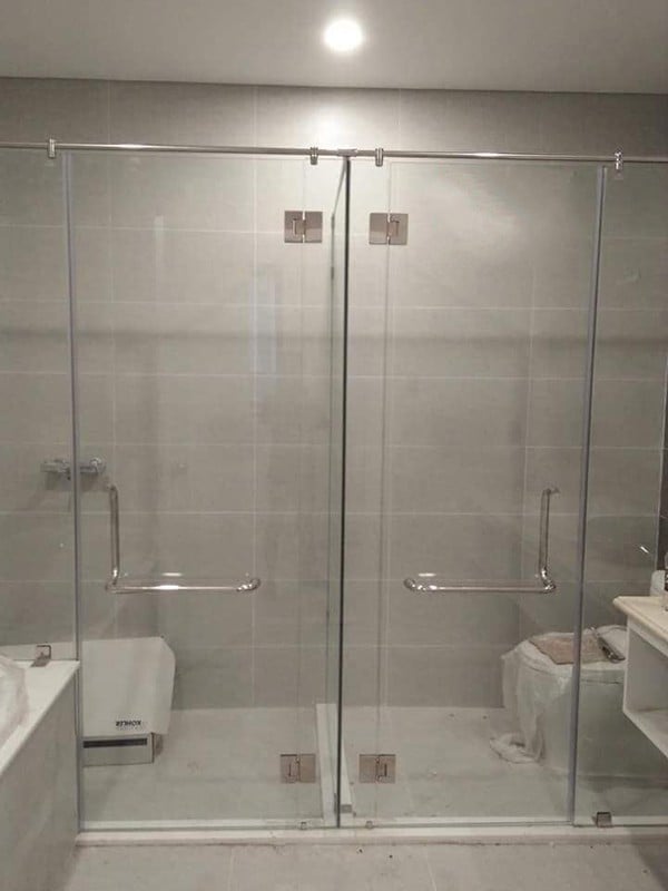 vách kính tắm
